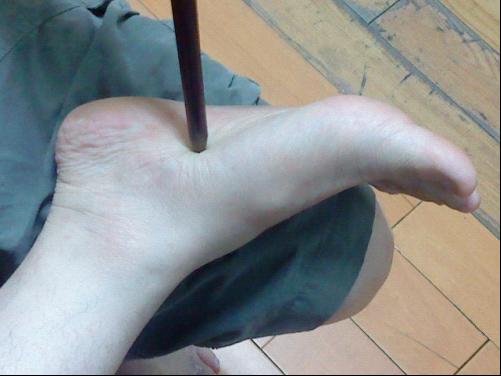 尖端沉入脚心深处